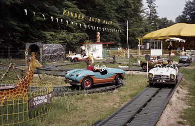 852380 Afbeelding van de Kinder Auto Baan in de speeltuin bij het café-restaurant De Pyramide van Austerlitz ...